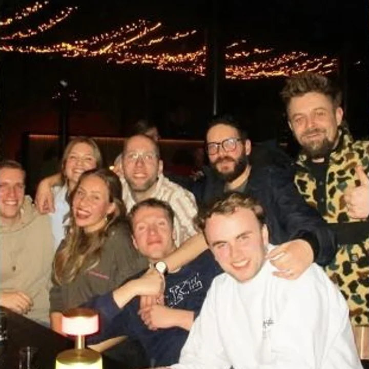 Gezellige groep gasten bij PUB10